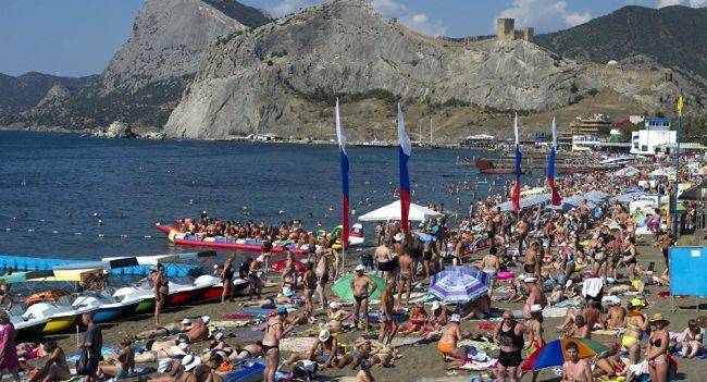 Жители Крыма просят власти ужесточить требования к туристам