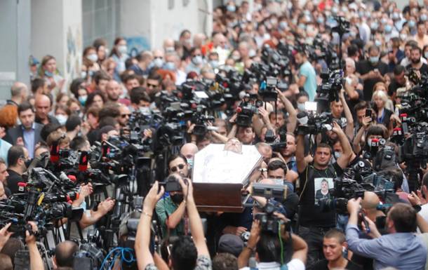 В Грузии похоронили избитого телеоператора