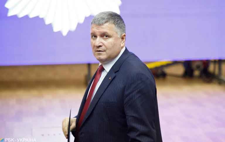 Спустя сутки после беседы с новым послом США глава МВД Украины Аваков подал в отставку