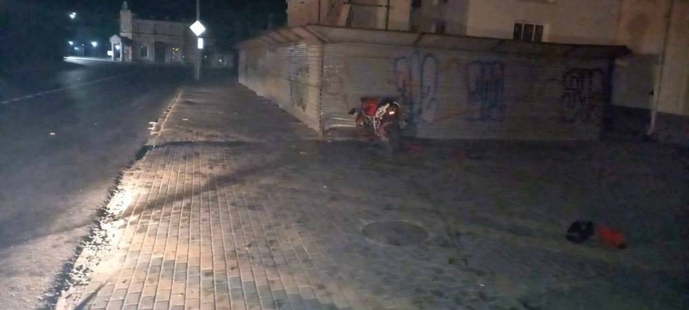 Мотоциклист без прав и шлема врезался в забор