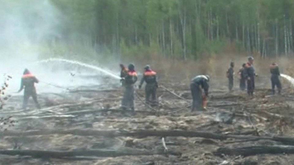 Почти сотню тонн воды только за сутки сбросили на крупные очаги природных пожаров в Якутии