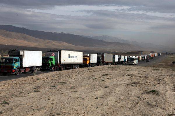 Грузоперевозки на таджикско-афганской границе продолжаются