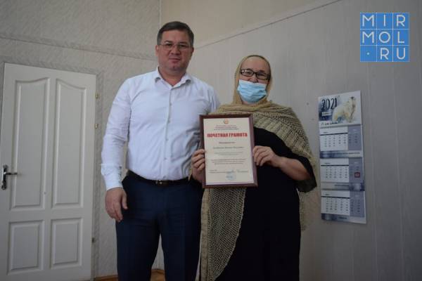 Глава Карабудахкентского района поздравил работников почтового отделения