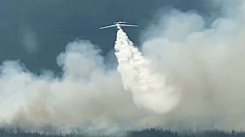 Армейская авиация помогает тушить лесные пожары в Якутии — видео