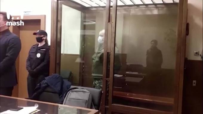 Суд в Москве приговорил экс-полицейского к 2,5 годам за стрельбу в девочку