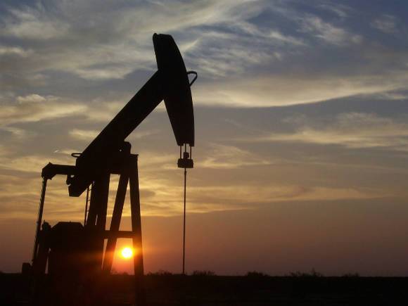 Котировки нефти Brent и WTI опускаются на опасениях за восстановление экономики