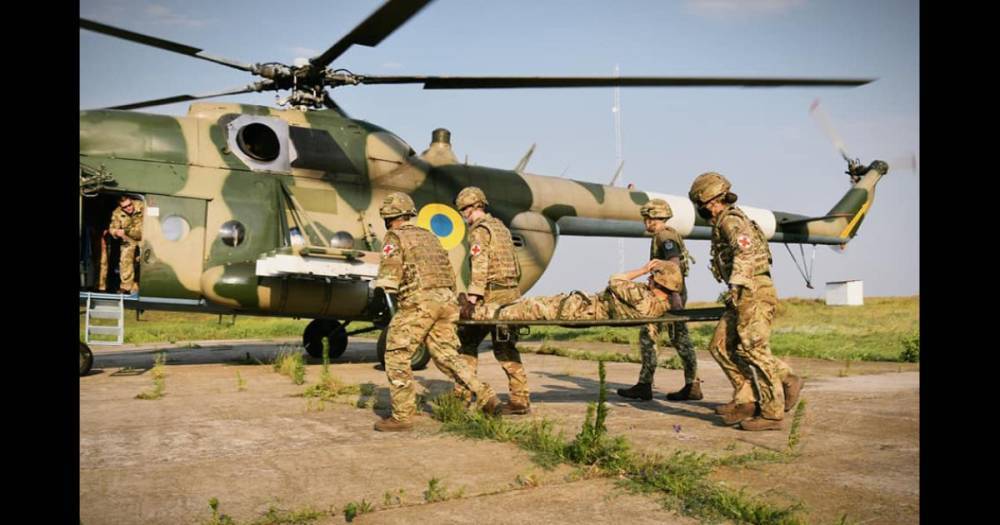 Бойцы на учениях "Козацька булава" отработали авиаэвакуацию раненых (фото)