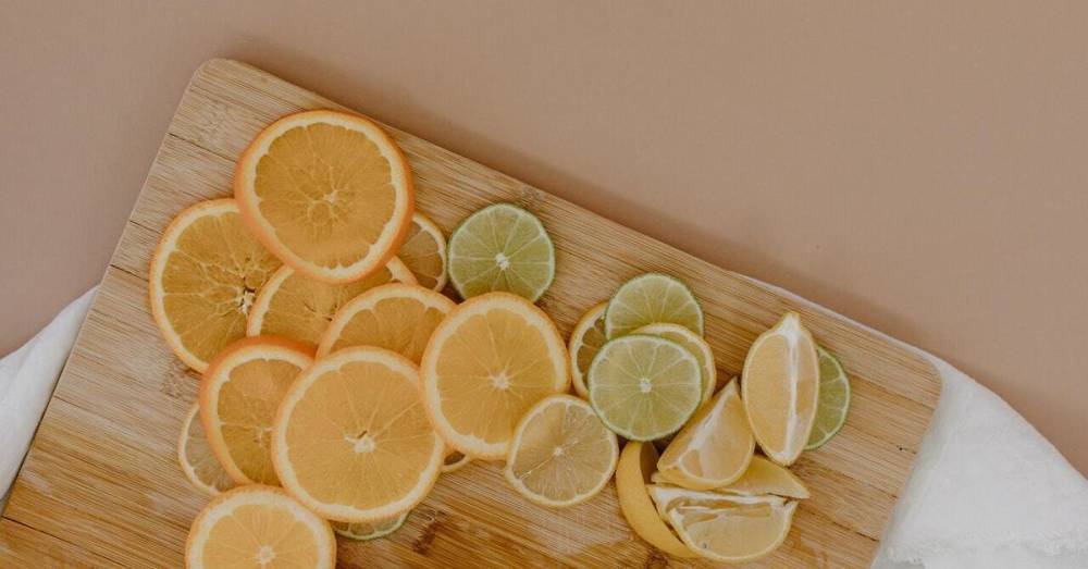 Как отмыть разделочную доску лимоном — и почему нужно это делать