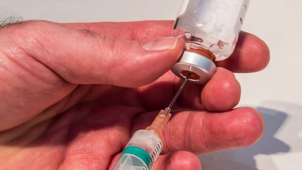 Биолог опроверг популярное заблуждение о побочных эффектах после прививки от коронавируса