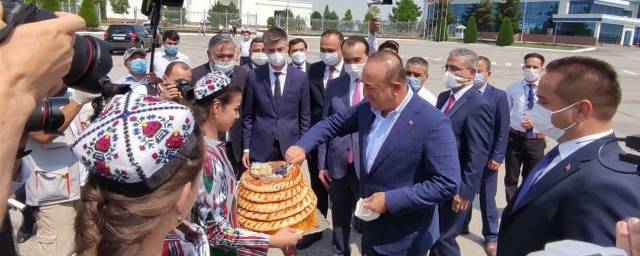 Узбекистан принял главу МИД Турции Мевлюта Чавушоглу