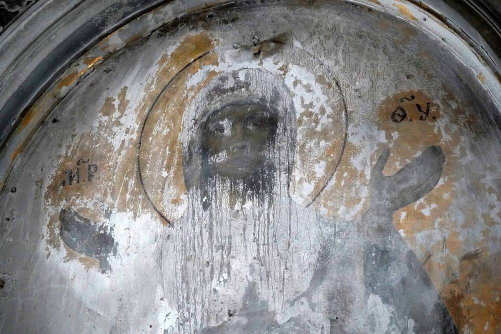 Лик Богородицы на золотом фоне обнаружили при реставрации Смольного монастыря