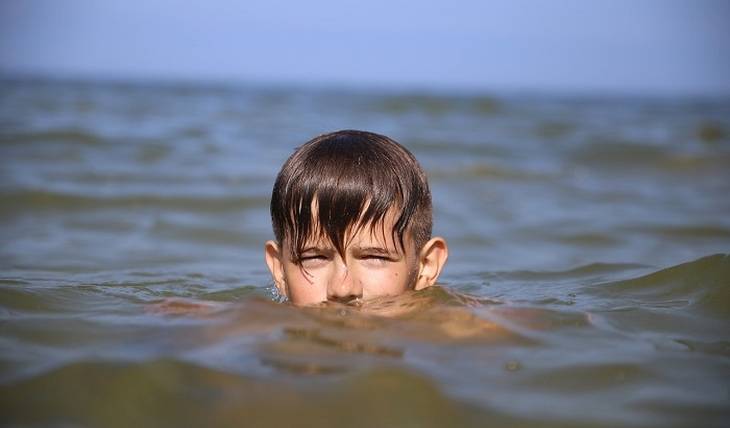 В России предлагают ужесточить требования к пребыванию детей на пляжах