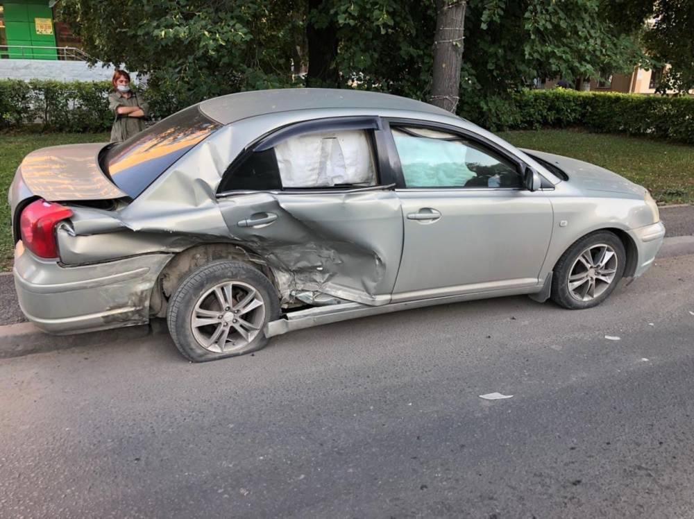 В Уфе молодой водитель устроил аварию и попал в больницу
