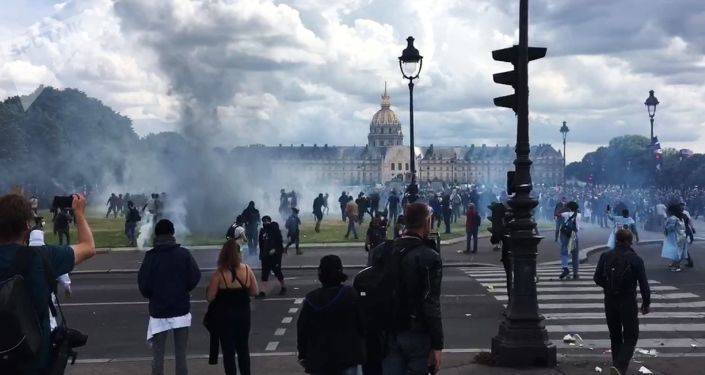 Масштабные протесты во Франции против антиковидных мер жестко подавляются полицией - видео