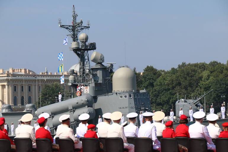 Вдвое урезано количество гостей на параде дня ВМФ в Петербурге