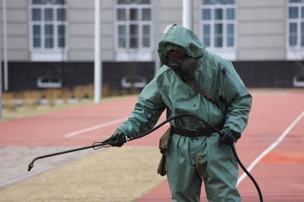 Военные полили химикатами центр Петербурга перед Днем ВМФ