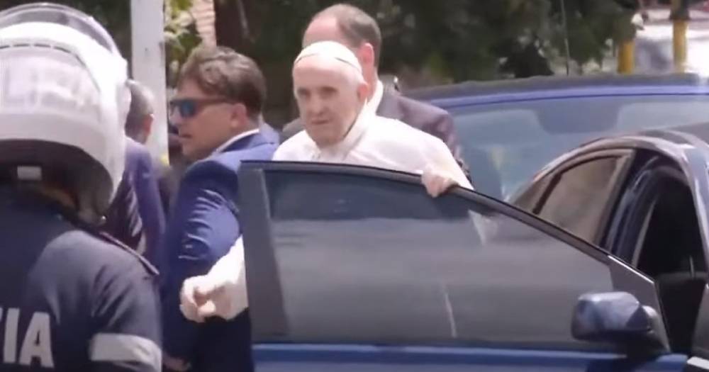 Папа Франциск вернулся в Ватикан после госпитализации (видео)