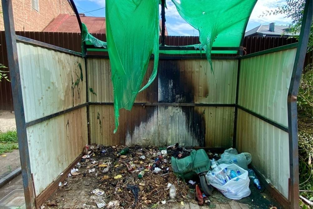 В Астрахани вандалы сожгли за неделю девять контейнеров для отходов и контейнерные площадки