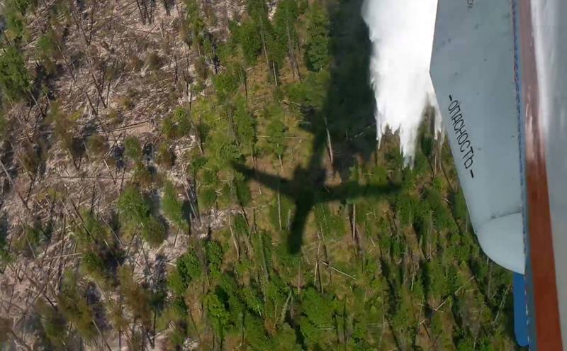Военная авиация помогает тушить пожары в Якутии