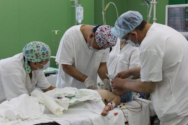 Американские кардиохирурги проведут операции детям в России