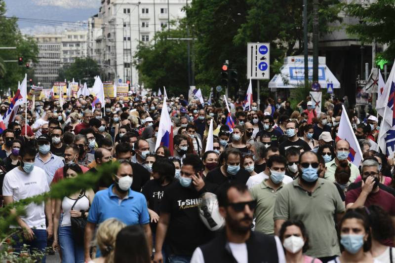 Противники вакцинации от COVID-19 устроили масштабные протесты в Греции и мира