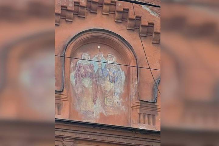 Столетнюю мозаику с ликами святых нашли на Васильевском острове