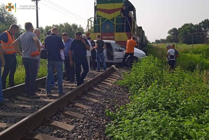 На Львовщине машина попала под поезд: погибла женщина-водитель