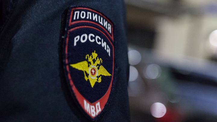 Неизвестный похитил из машины у москвича почти 200 тысяч рублей и телефон