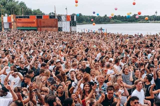 В Нидерландах тысяча человек заразилась коронавирусом на фестивале Verknipt