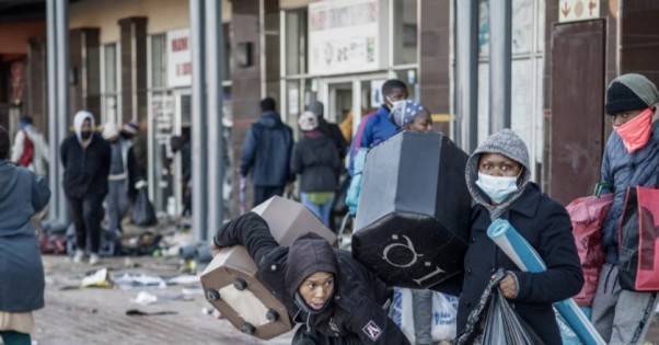 Массовые беспорядки в ЮАР, люди грабят магазины, в давке погибли более 70 человек (ВИДЕО)
