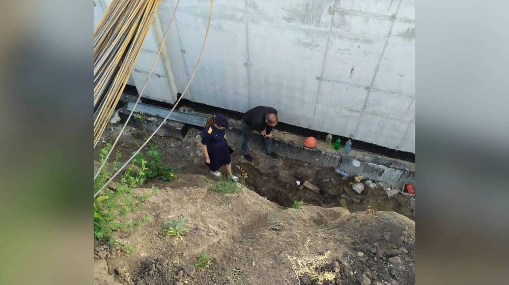 Рабочий сломал позвоночник при падении в недостроенный бассейн в Воронежской области