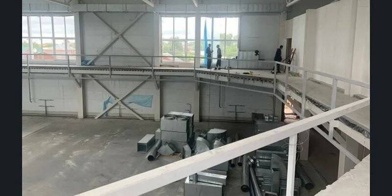 Губернатор Травников проинспектировал строительство спорткомплекса в Колывани