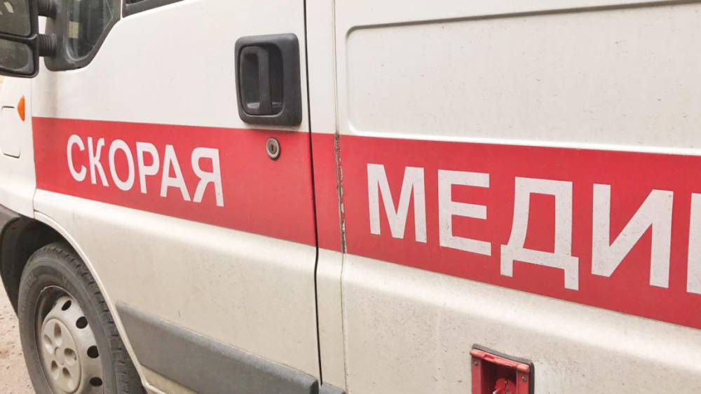 Ребенок попал в больницу Петербурга после падения на разбитый стакан