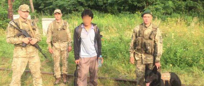 «Искал лучшую жизнь в ЕС»: пограничники задержали под Львовом беглеца из КНДР