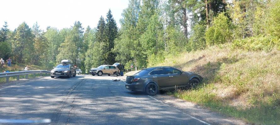 Два автомобиля столкнулись на трассе в Карелии (ФОТО)