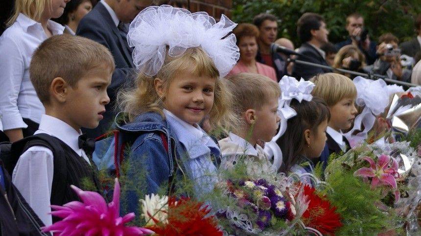 Мишустин: более 200 миллиардов рублей направлено на единовременные выплаты для школьников