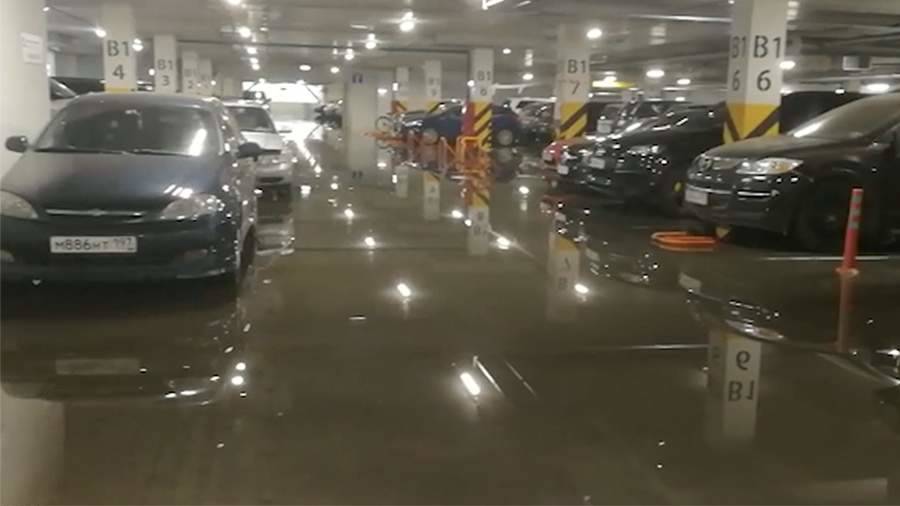 В аэропорту Шереметьево из-за сильного дождя подтопило парковку
