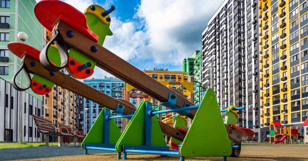 Немую пятилетнюю девочку нашли одну на детской площадке в Москве