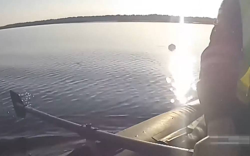 Начали с автомобилей, пересели в лодку: видео необычной полицейской погони
