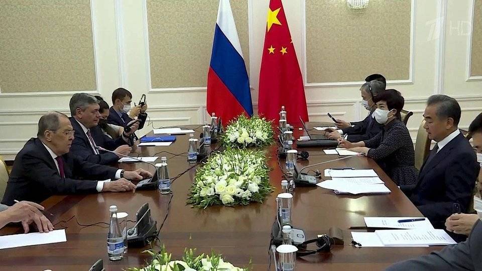 В Узбекистане глава МИД России Сергей Лавров провел переговоры с коллегой из Китая Ван И