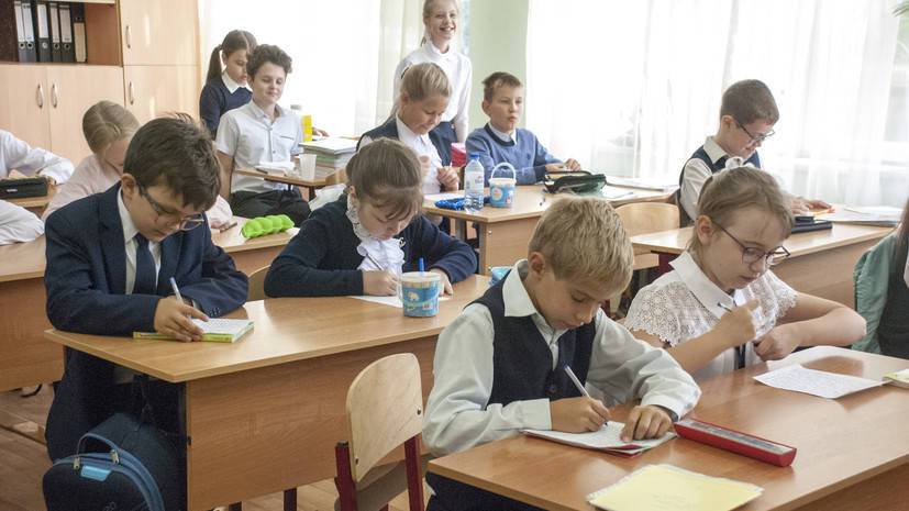 Школьный бонус: правительство направит более 200 млрд рублей на единовременные выплаты семьям с детьми