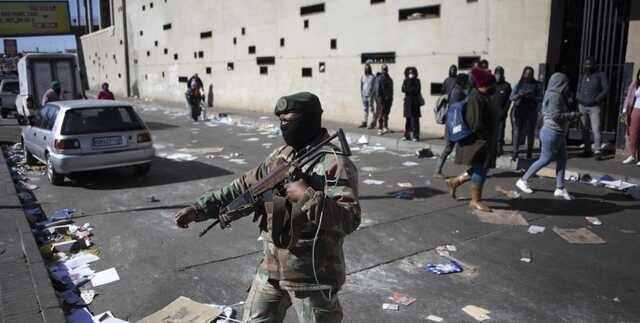 "Не уверены, когда все закончится": ЮАР разворачивает 25 тыс военных из-за беспорядков в стране