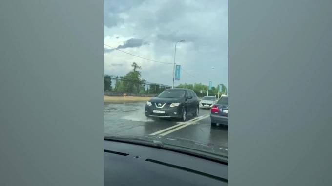 В Стрельне дождь затопил Санкт-Петербургское шоссе
