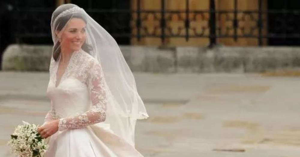 Королева Елизавета сочла экспозицию свадебного наряда Кейт Миддлтон "ужасной"