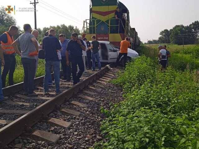 Во Львовской области поезд смял авто – погибла женщина