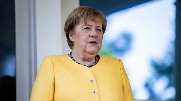 Меркель оконфузилась с одеждой в США – видео