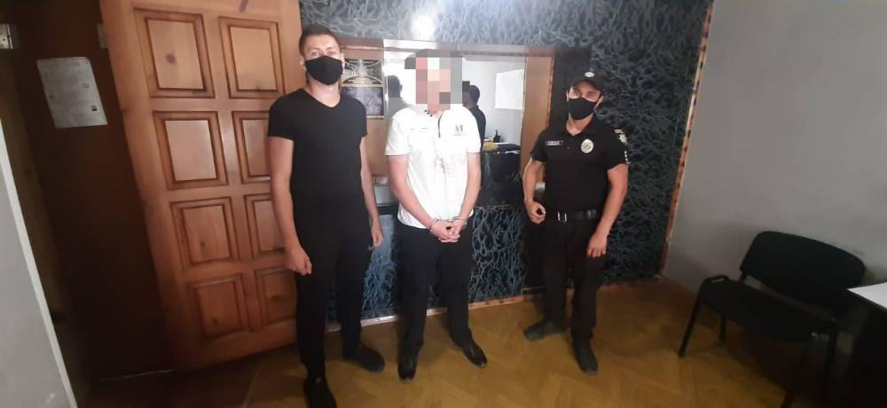 Сорвал с шеи золотую цепочку: в Лисичанске ограбили 63-летнюю женщину