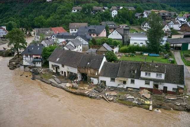 Германию затопило: 42 человека погибли, около 70 пропали без вести