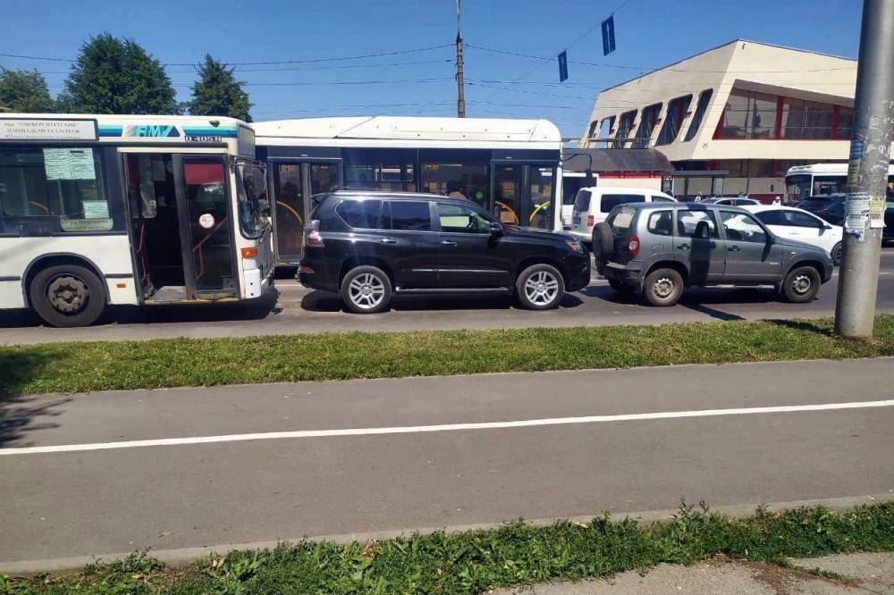 Автобус устроил тройное ДТП возле ж/д вокзала в Липецке