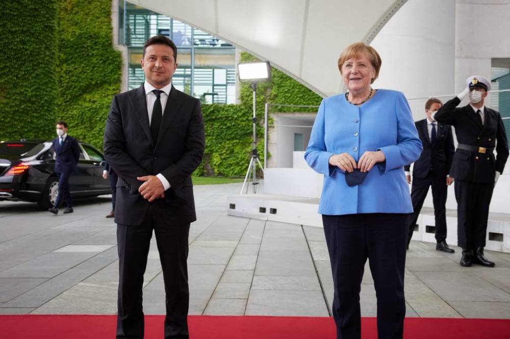 В Киеве немецкого канцлера Ангелу Меркель обвинили в «сдаче интересов» Украины